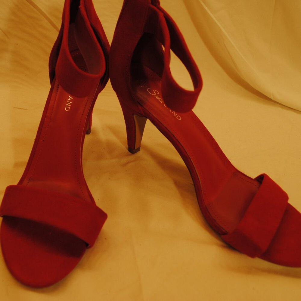 NEW WOMENS SZ 10,  3 IN HEEL RED FAUX SUEDE OPEN TOE SHOES
